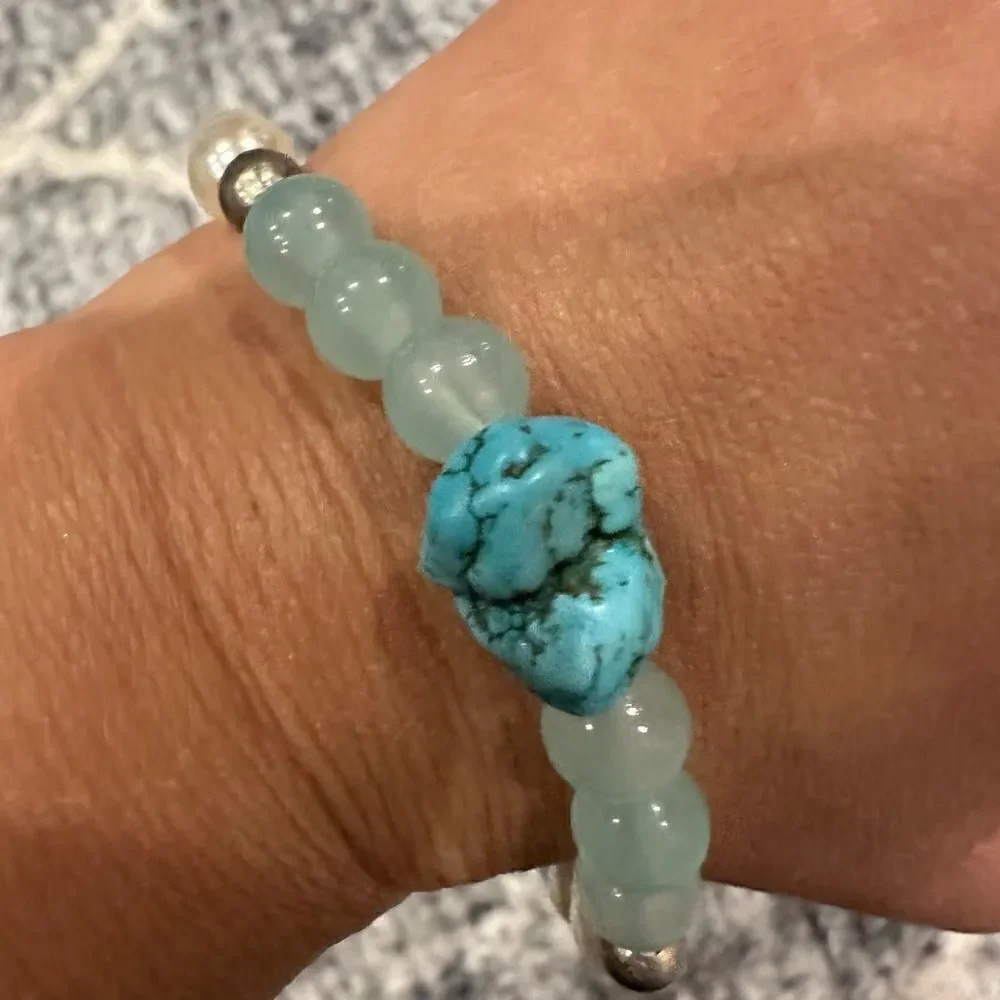 Glass beads stretch bracelet with charm